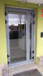 Алюминиевая дверь в подъезд